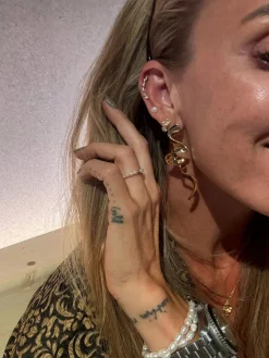 AND COPENHAGEN Swirl Øreringe Suie Big