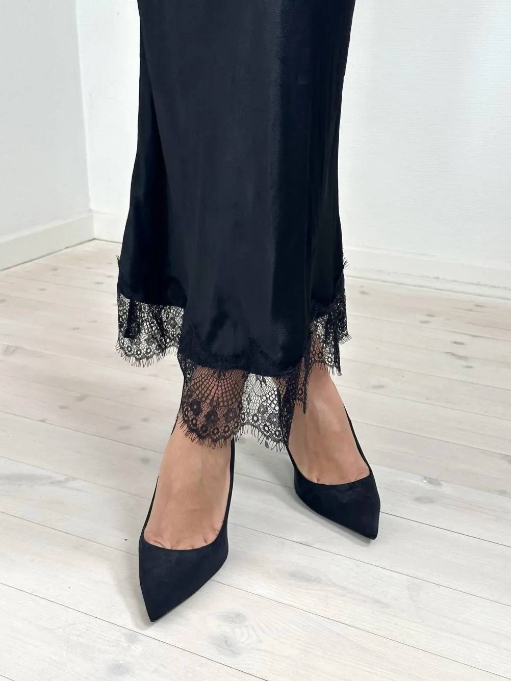 NEO NOIR Veroni Satin Lace Skirt Sort